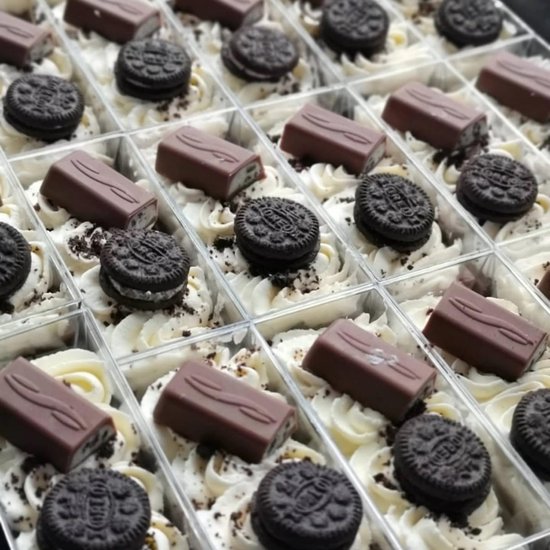 LoNinLoAn Set van 30 plastic vierkante dessertkopjes, 140 ml, transparant, herbruikbaar en stapelbaar, perfect voor desserts, feesten en evenementen