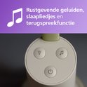 Close-up van babyfoon knoppen: licht, muziek en aan/uit. Met tekst: Rustgevende geluiden, slaapliedjes en terugspreekfunctie.