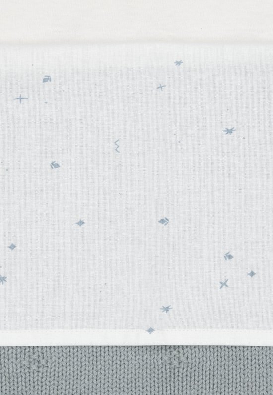 Lichtblauwe wiegdeken met een patroon van kleine blauwe sterretjes en kruisjes op een witte ondergrond.