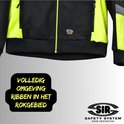 Onderkant van een zwarte fleece werktrui met neongele accenten. Tekst: 'VOLLEDIG OMGEVING RIBBEN IN HET ROKGEBIED'
