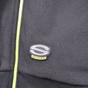 Logo badge met 'S' op zwarte fleece stof, naast een neongele rand.