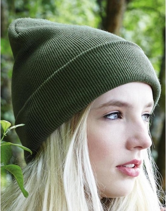 Olijfgroene gebreide muts met omslag, gedragen door een vrouw met blond haar.