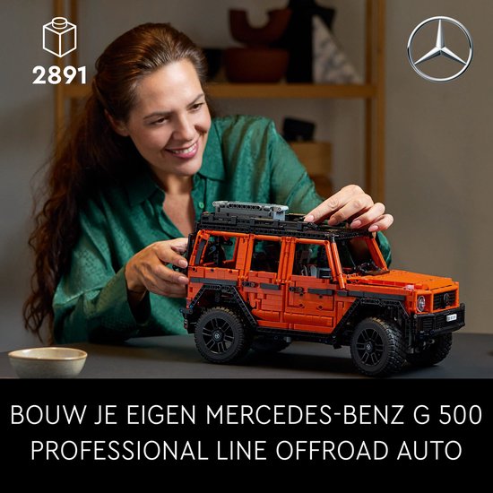 Vrouw met groene blouse bouwt aan de oranje LEGO Mercedes-Benz G 500. "Bouw je eigen Mercedes-Benz G 500 Professional Line offroad auto."