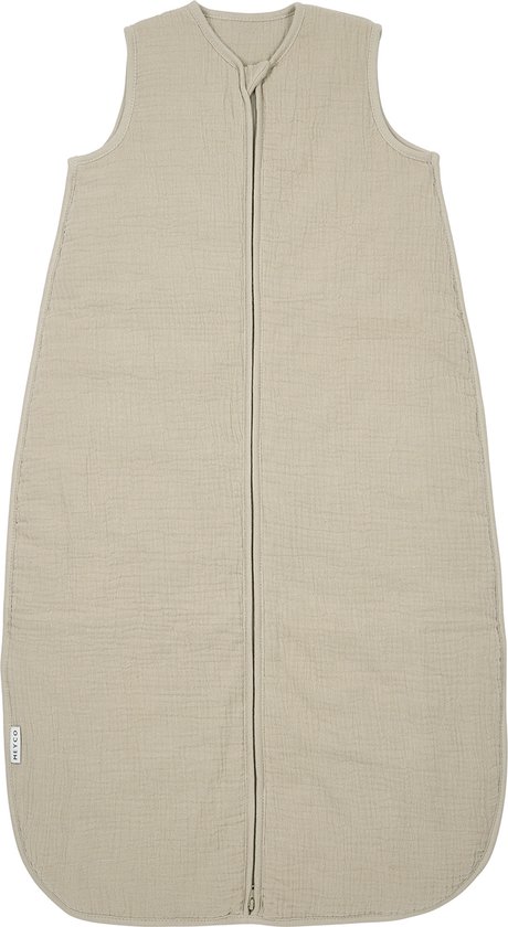 Een zandkleurige, gevoerde baby slaapzak met rits. Gemaakt van hydrofiel textiel.