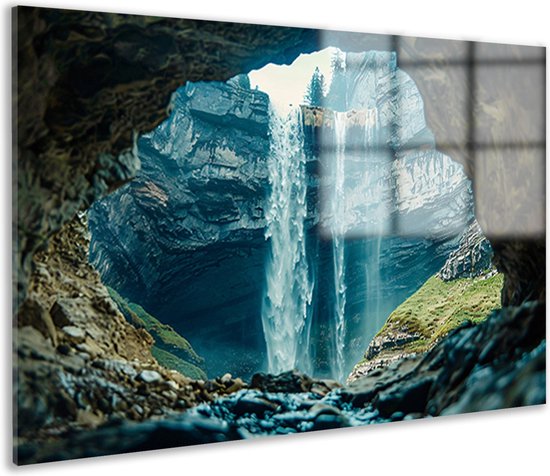 Une cascade tombant d'une grotte, entourée de rochers et de verdure.