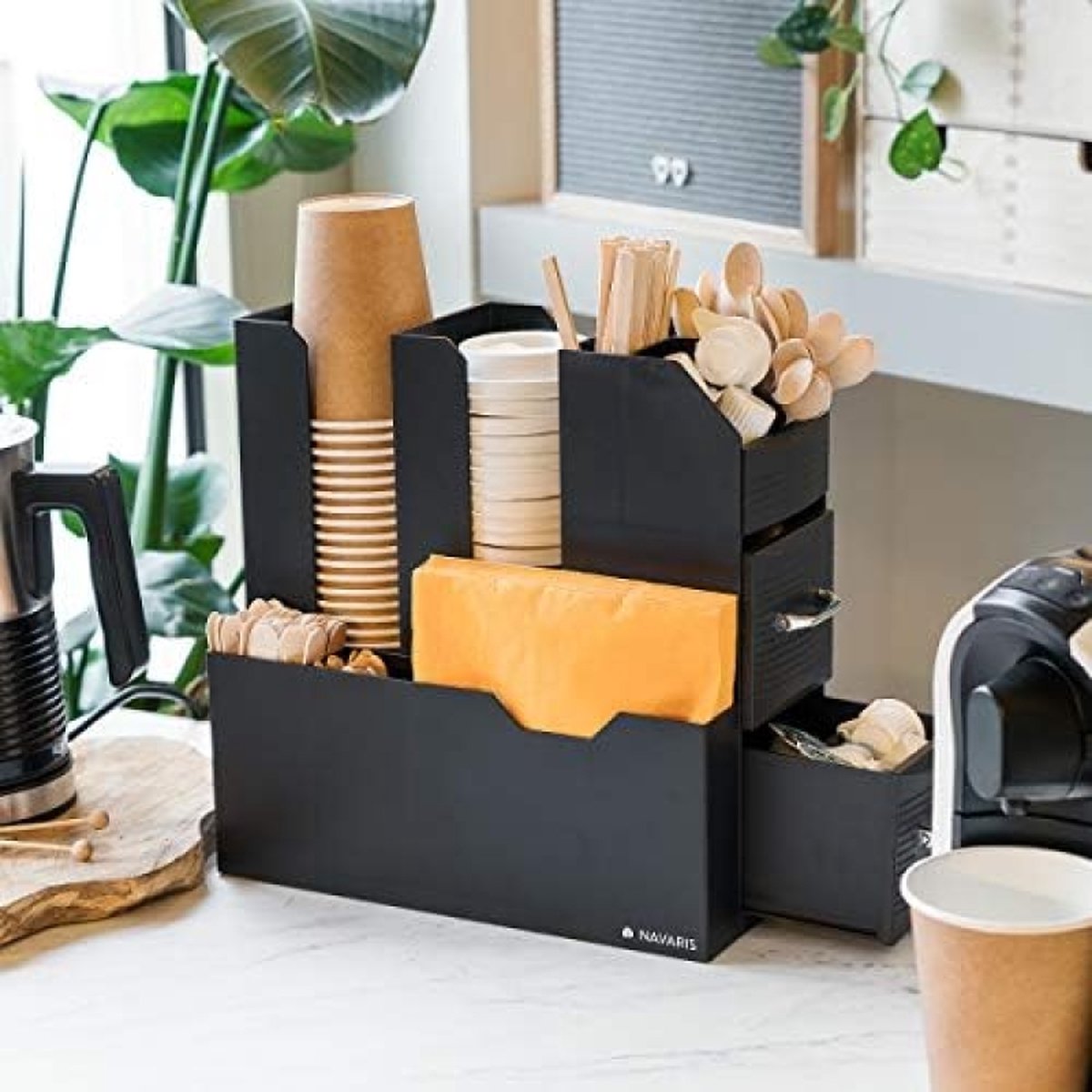 THYGIFTREE Kleine metalen mand, decoratieve houten basis organizer voor badkamer, keuken, mand voor toiletpapieropslag, suikerpakket, koffiesiroop, gasthanddoek, servet (1-pack houtkleur
