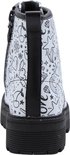 Achterkant van zilveren Skechers laars met zwarte doodles, zwarte zool en zwarte veter.