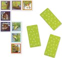 Gruffalo domino kaarten en groene speelkaarten op een witte ondergrond, gefotografeerd van bovenaf.