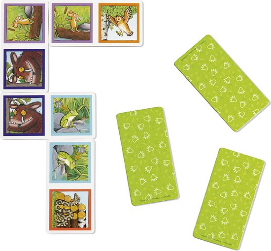 Gruffalo domino kaarten en groene speelkaarten op een witte ondergrond, gefotografeerd van bovenaf.