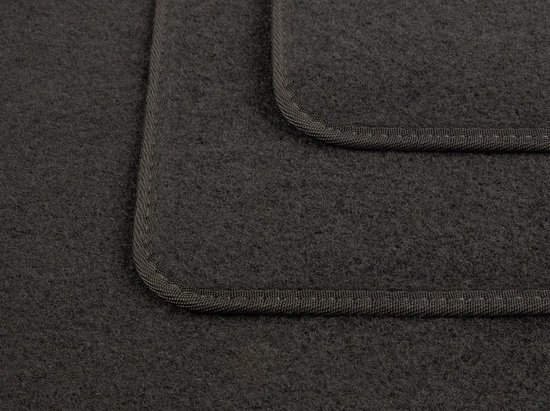 Détail de tapis de sol noirs avec passepoil gris