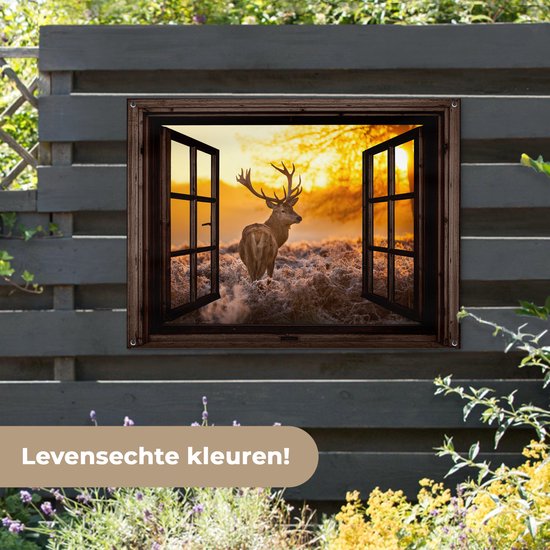 Tuinposter met hert op donkergrijs hekwerk, met levensechte kleuren