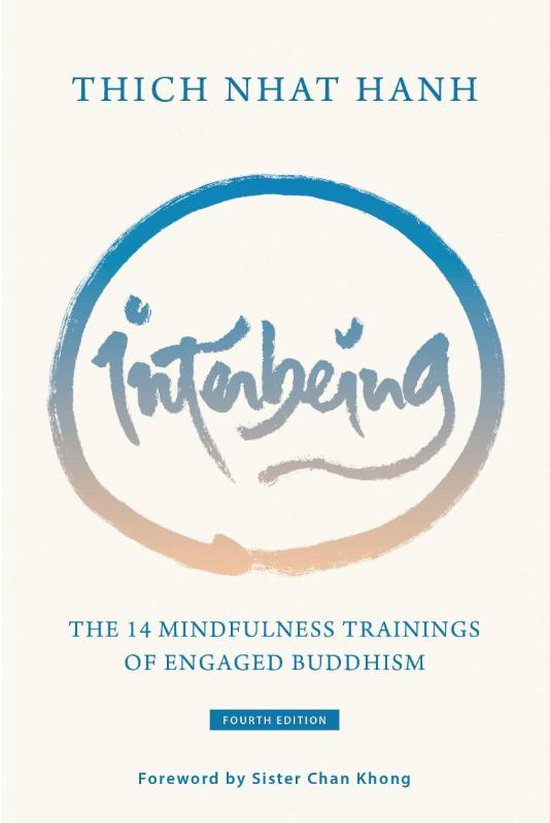 Boekcover van 'Interbeing' door Thich Nhat Hanh, met de titel in kalligrafie binnen een blauw-oranje cirkel. De ondertitel luidt 'The 14 Mindfulness Trainings of Engaged Buddhism'.