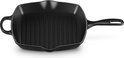 Zwarte vierkante gietijzeren grillpan, op een witte achtergrond, met ribbels en een handvat.