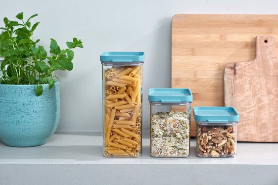 Trois boîtes de conservation Mepal Omnia avec couvercles bleus : penne, muesli et noix.