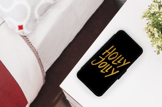 Telefoonhoesje Geschikt voor iPhone 12 Pro telefoonhoesje - Kerstmis - Goud - Quotes - Spreuken - Holly jolly - Met vakjes - Wallet case met magneetsluiting