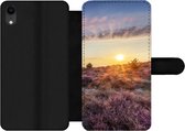 Bookcase Geschikt voor iPhone XR telefoonhoesje - Bloeiende heide tijdens zonsondergang in Nederland - Met vakjes - Wallet case met magneetsluiting