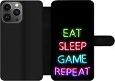 Bookcase Geschikt voor iPhone 13 Pro telefoonhoesje - Gaming - Led - Quote - Eat sleep game repeat - Gamen - Met vakjes - Wallet case met magneetsluiting