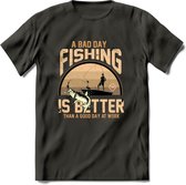 A Bad Day Fishing - Vissen T-Shirt | Beige | Grappig Verjaardag Vis Hobby Cadeau Shirt | Dames - Heren - Unisex | Tshirt Hengelsport Kleding Kado - Donker Grijs - XL