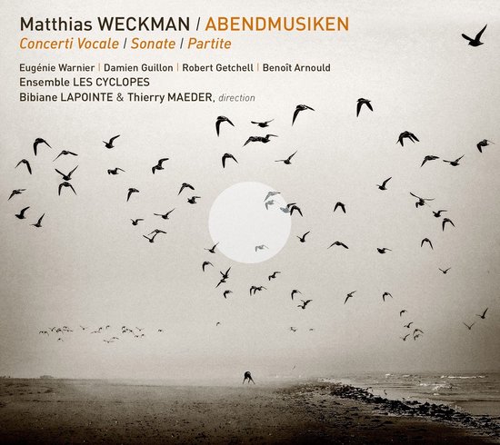 Matthias Weckman / Abendmusiken: Concerti Vocale / Sonate / Partite. Een zwerm vogels vliegt tegen een grauwe hemel boven een strand.