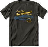 Go Fishing - Vissen T-Shirt | Grappig Verjaardag Vis Hobby Cadeau Shirt | Dames - Heren - Unisex | Tshirt Hengelsport Kleding Kado - Donker Grijs - S