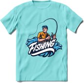 Fishing - Vissen T-Shirt | Grappig Verjaardag Vis Hobby Cadeau Shirt | Dames - Heren - Unisex | Tshirt Hengelsport Kleding Kado - Licht Blauw - M