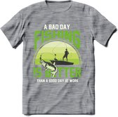 A Bad Day Fishing - Vissen T-Shirt | Groen | Grappig Verjaardag Vis Hobby Cadeau Shirt | Dames - Heren - Unisex | Tshirt Hengelsport Kleding Kado - Donker Grijs - Gemaleerd - XXL