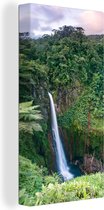 Canvas Schilderij Uitzicht op een waterval in het fantastische regenwoud in Costa Rica - 40x80 cm - Wanddecoratie