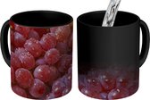 Magische Mok - Foto op Warmte Mok - Waterdruppeltjes op individuele rode druiven van de tros - 350 ML