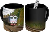 Magische Mok - Foto op Warmte Mokken - Koffiemok - Een trein op een spoorlijn - Magic Mok - Beker - 350 ML - Theemok