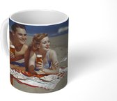 Mok - Vintage stel op het strand met een glas bier - 350 ML - Beker