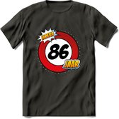 86 Jaar Hoera Verkeersbord T-Shirt | Grappig Verjaardag Cadeau | Dames - Heren | - Donker Grijs - L