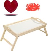 Ontbijt op bed houten dienblad met kunststof rood hartjes bord en 144 rozenblaadjes 50 x 30 cm - Valentijnsdag verrassingspakket