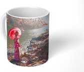 Mok - Vrouw met papieren parasol bij het water - 350 ML - Beker - Uitdeelcadeautjes