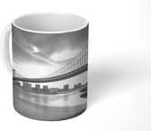 Mok - Brooklyn Bridge over het water in zwart wit - 350 ML - Beker - Uitdeelcadeautjes