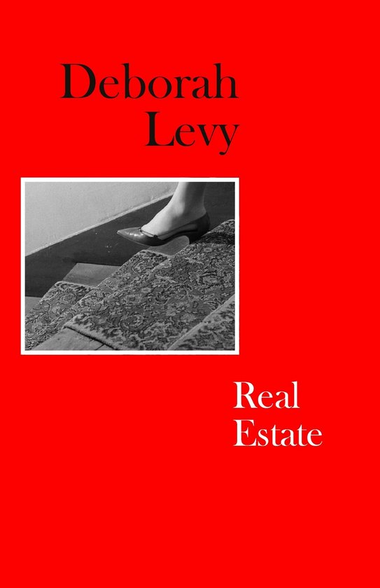 Couverture de livre Deborah Levy Real Estate avec une partie d'une femme en talons dans un escalier.