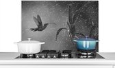 Spatscherm keuken 90x60 cm - Kookplaat achterwand Kolibrie in de regen in de natuur van Costa Rica in zwart wit - Muurbeschermer - Spatwand fornuis - Hoogwaardig aluminium - Alternatief voor spatscherm van glas