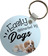Sleutelhanger - Easily distracted by dogs - Quotes - Spreuken - Hond - Plastic - Rond - Uitdeelcadeautjes