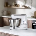 Robot pâtissier Kenwood blanc 'Titanium Chef Baker' avec bol inox, en cuisine.