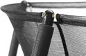 Detail van het zwarte veiligheidsnet van een trampoline met metalen frame en zwarte beschermkussens op de palen.