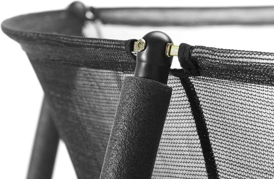 Detail van het zwarte veiligheidsnet van een trampoline met metalen frame en zwarte beschermkussens op de palen.