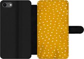 Bookcase Geschikt voor iPhone 7 telefoonhoesje - Stippen - Oranje - Wit - Met vakjes - Wallet case met magneetsluiting