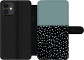 Bookcase Geschikt voor iPhone 12 Pro telefoonhoesje - Stippen - Groen - Zwart - Met vakjes - Wallet case met magneetsluiting