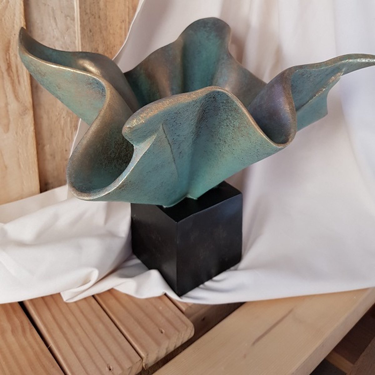 Gifts Amsterdam - Vaas messing op polystone voet - 32 x 32 x 29,5cm