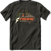 Fishing Club - Vissen T-Shirt | Grappig Verjaardag Vis Hobby Cadeau Shirt | Dames - Heren - Unisex | Tshirt Hengelsport Kleding Kado - Donker Grijs - M