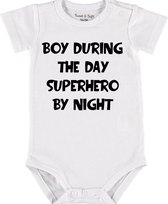Baby Rompertje met tekst 'Boy during the day, superhero by night' |Korte mouw l | wit zwart | maat 50/56 | cadeau | Kraamcadeau | Kraamkado