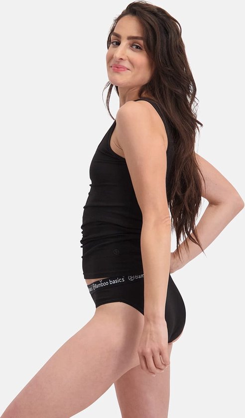 Vrouw in zwarte bamboe tanktop en slip, gezien vanaf de zijkant.