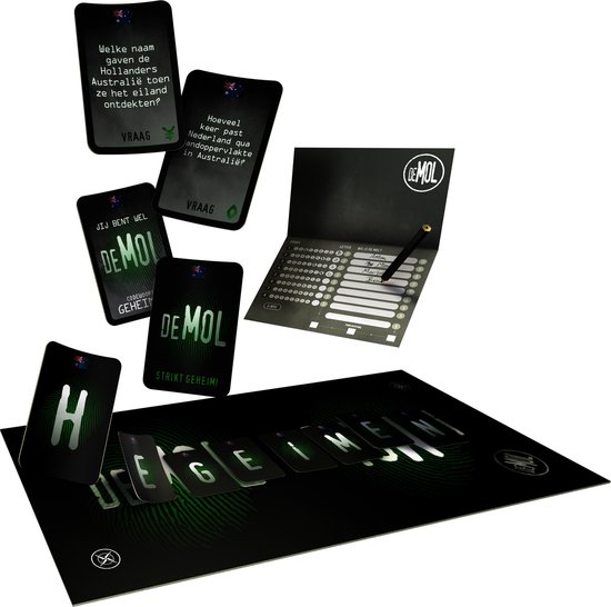 Onderdelen van het spel "De Mol". Vragenkaarten, antwoordkaarten, en een speelbord met letters.