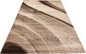 Een rechthoekig vloerkleed in bruine en beige tinten met golvende, abstracte lijnen die aan de bovenkant breder worden.