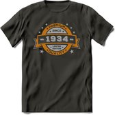 Premium Since 1934 T-Shirt | Zilver - Goud | Grappig Verjaardag en Feest Cadeau Shirt | Dames - Heren - Unisex | Tshirt Kleding Kado | - Donker Grijs - S