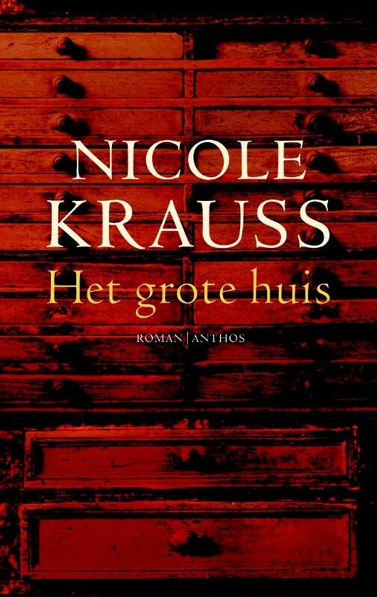 Boekomslag van 'Het grote huis' door Nicole Krauss. De achtergrond is een stapel rode houten lades.